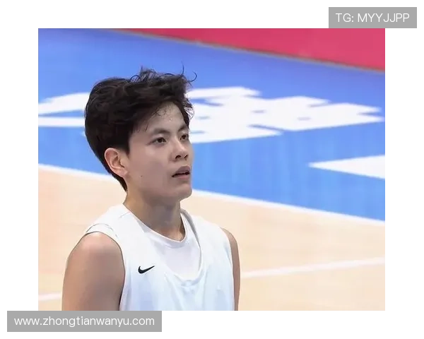 杨舒予今天居然穿得像要去颁奖，训练场上却一副随便扔的样子看着让人忍不住笑出声