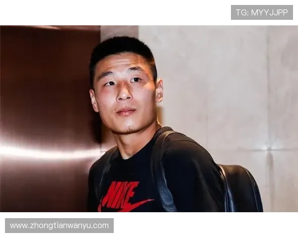 武磊街拍穿旧帆布鞋站豪车旁，我笑出声，冠军居然这么省